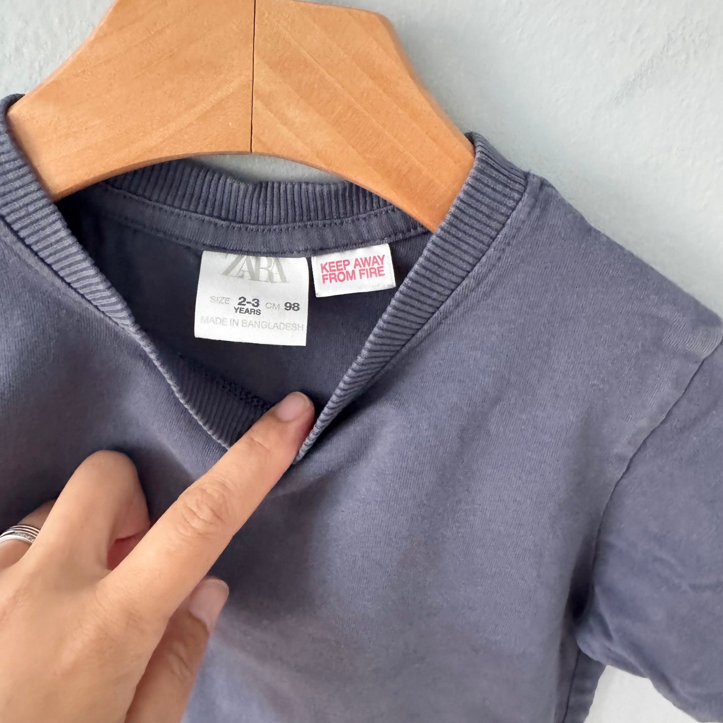 Zara / Dark grey T-shirt / 2-3Y