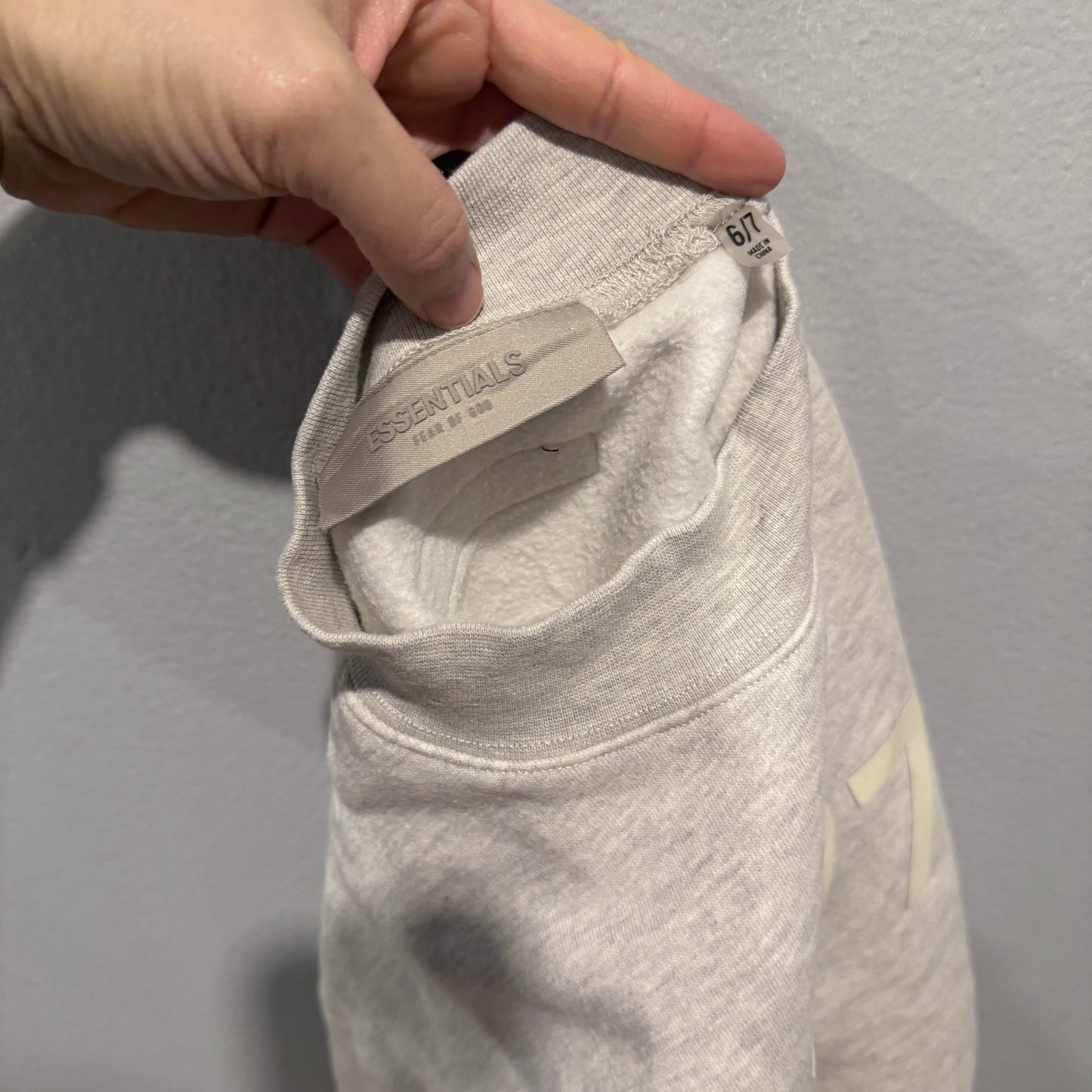 Essentials / Light grey 1977 sweatshirt / 6-7Y