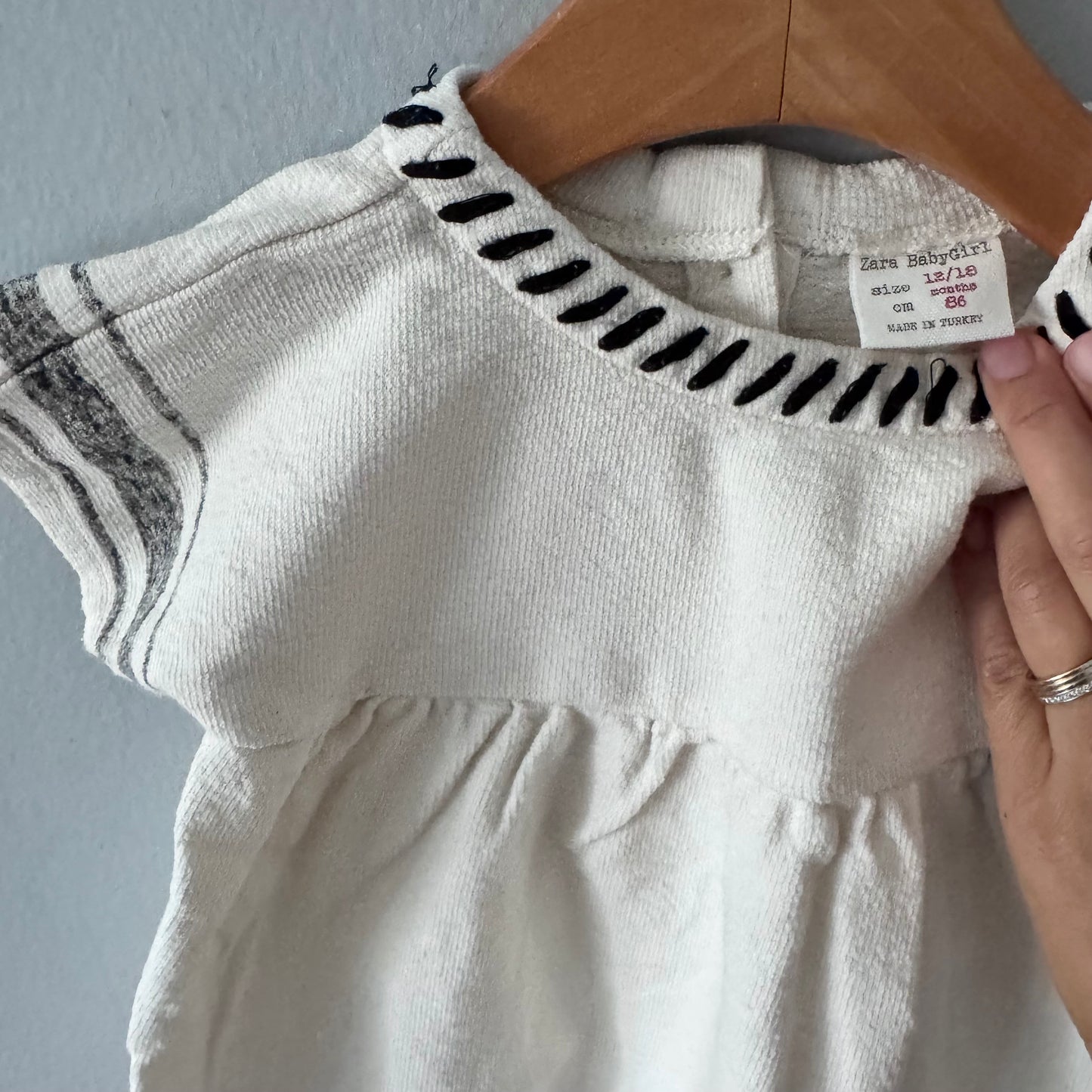 Zara / White x black dress / 12-18M