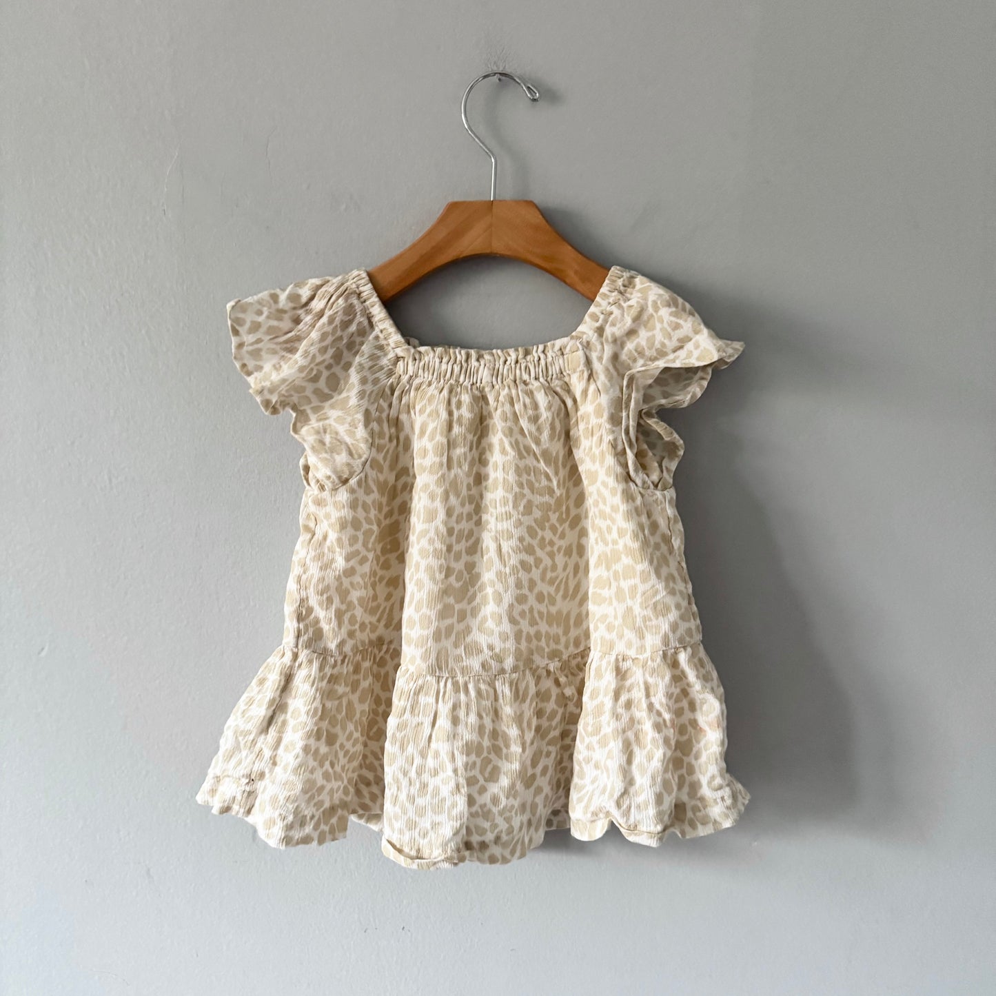 Gap / Robe à volants beige et blanche / 12-18M