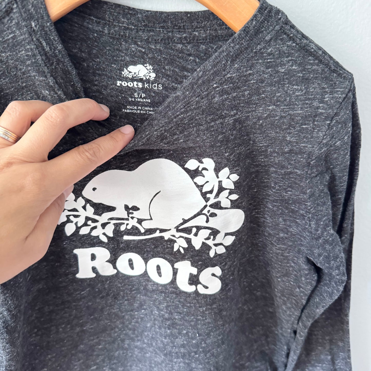 Roots / Dark grey long sleeve / 5-6Y
