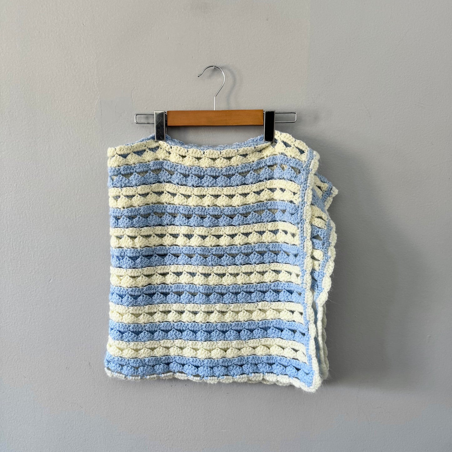 Fait main / Couverture tricotée blanc et bleu / 36 x 35 pouces