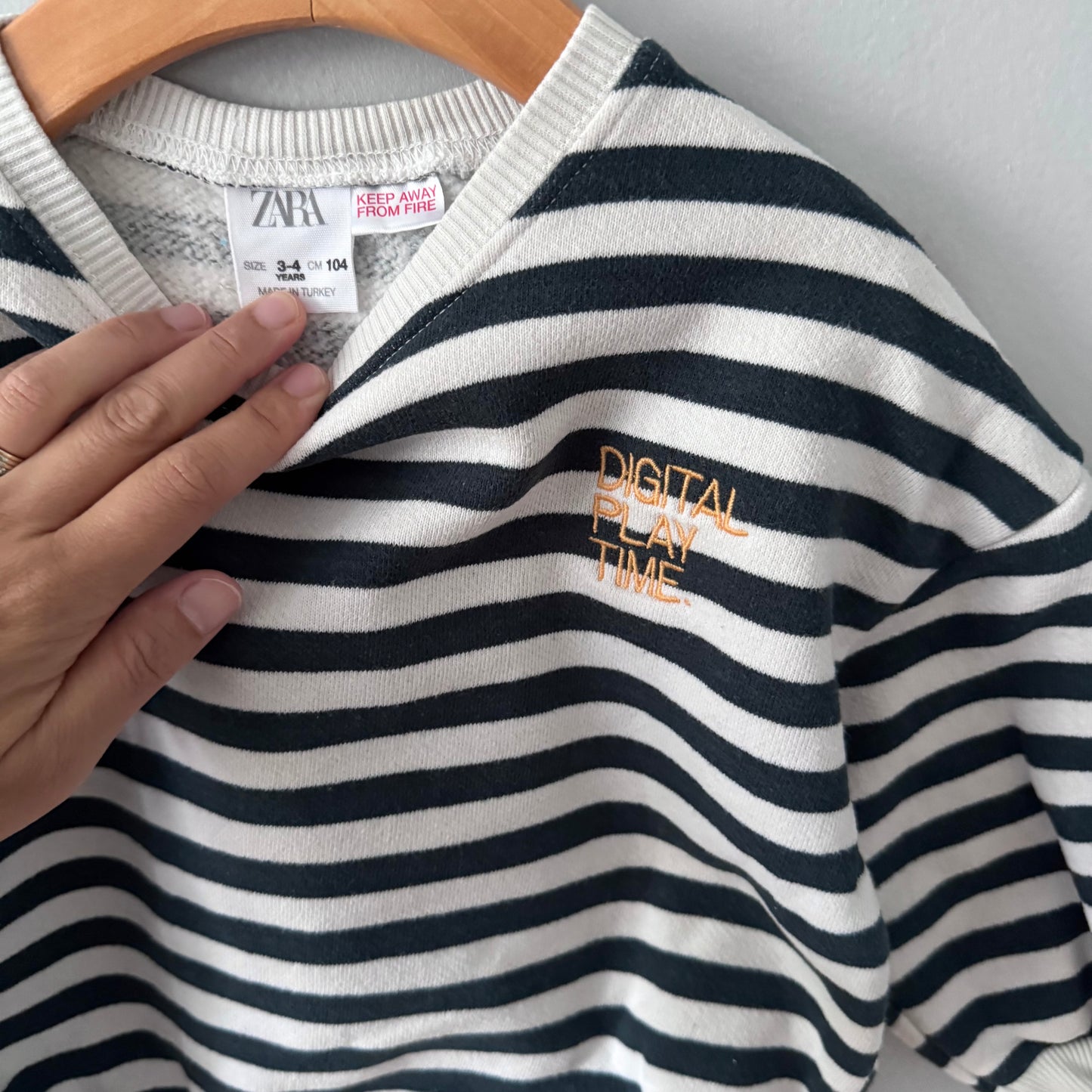 Zara / White x green stripe sweatshirt / 3-4Y