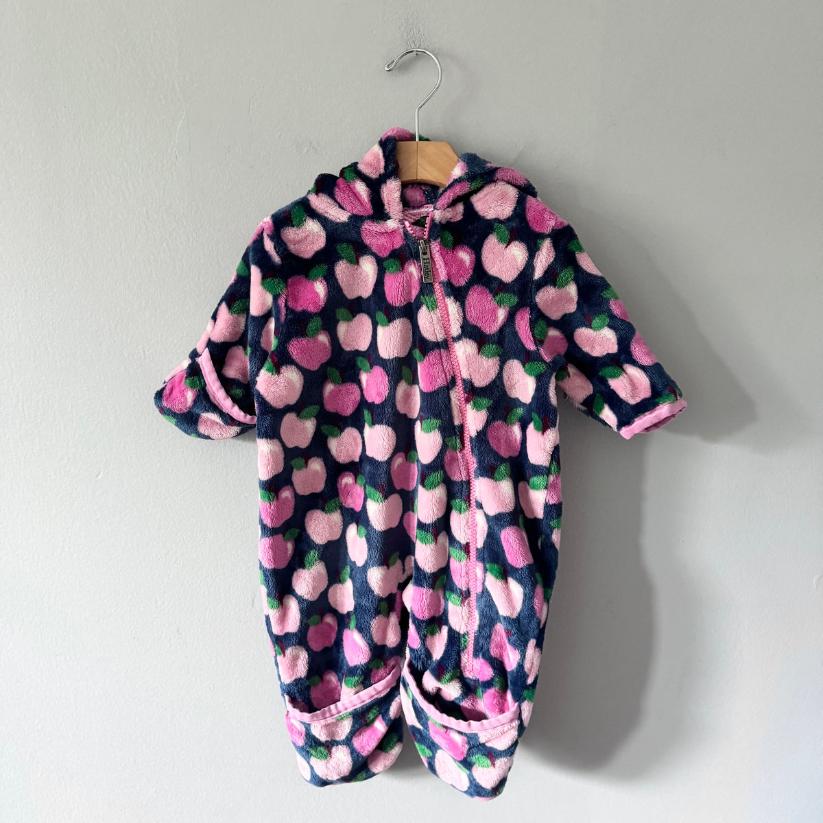 Hatley / Navy x pink apple fleece romper / 9-12M