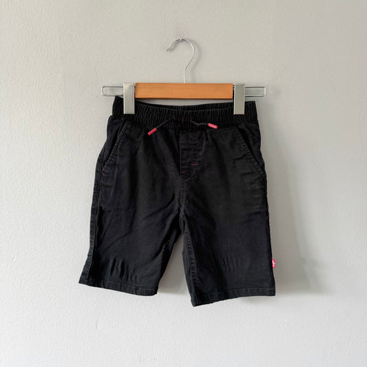 Levi's / Black chino shorts / 6Y