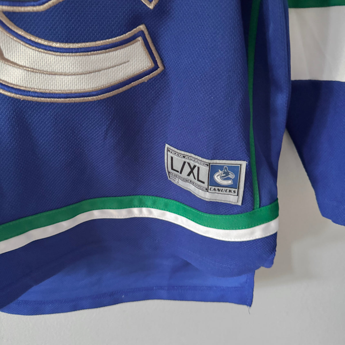 NHL / Vancouver Canucks jersey / Youth L/XL