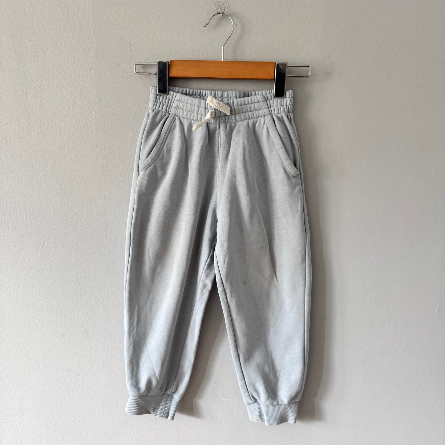 Rise Little Earthlings / Light blue sweatpants / 4-5Y