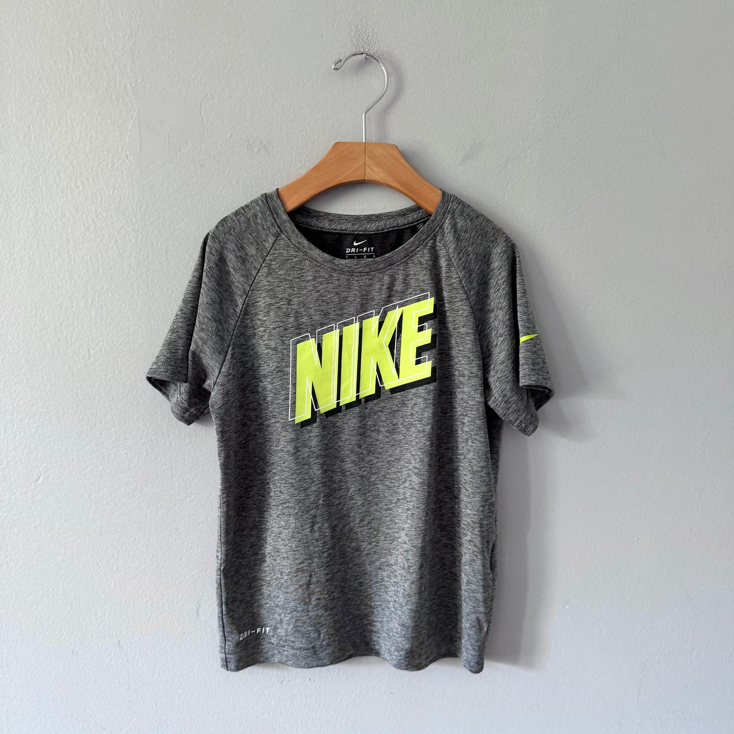 Nike / Dark grey active top / 6-7Y