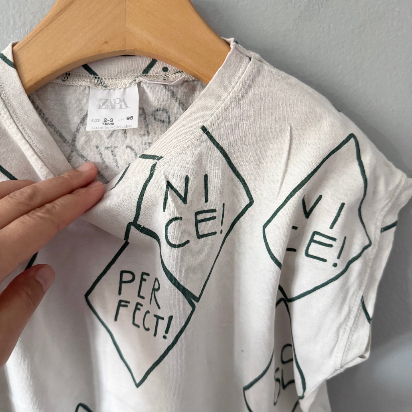 Zara / White x green sign T-shirt / 2-3Y