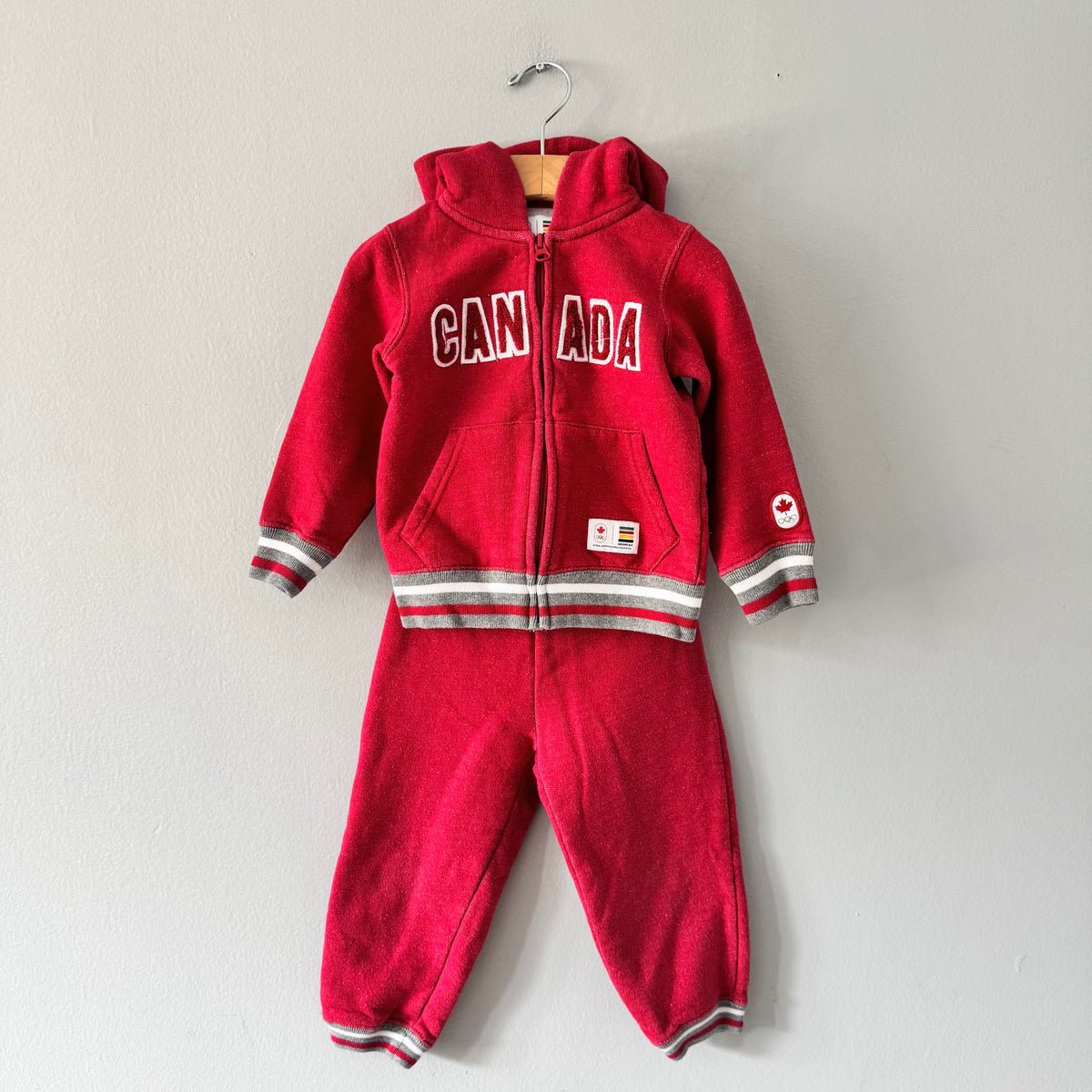 Hudson's Bay / Red Canada zip up hoodie & pants set / 2Y