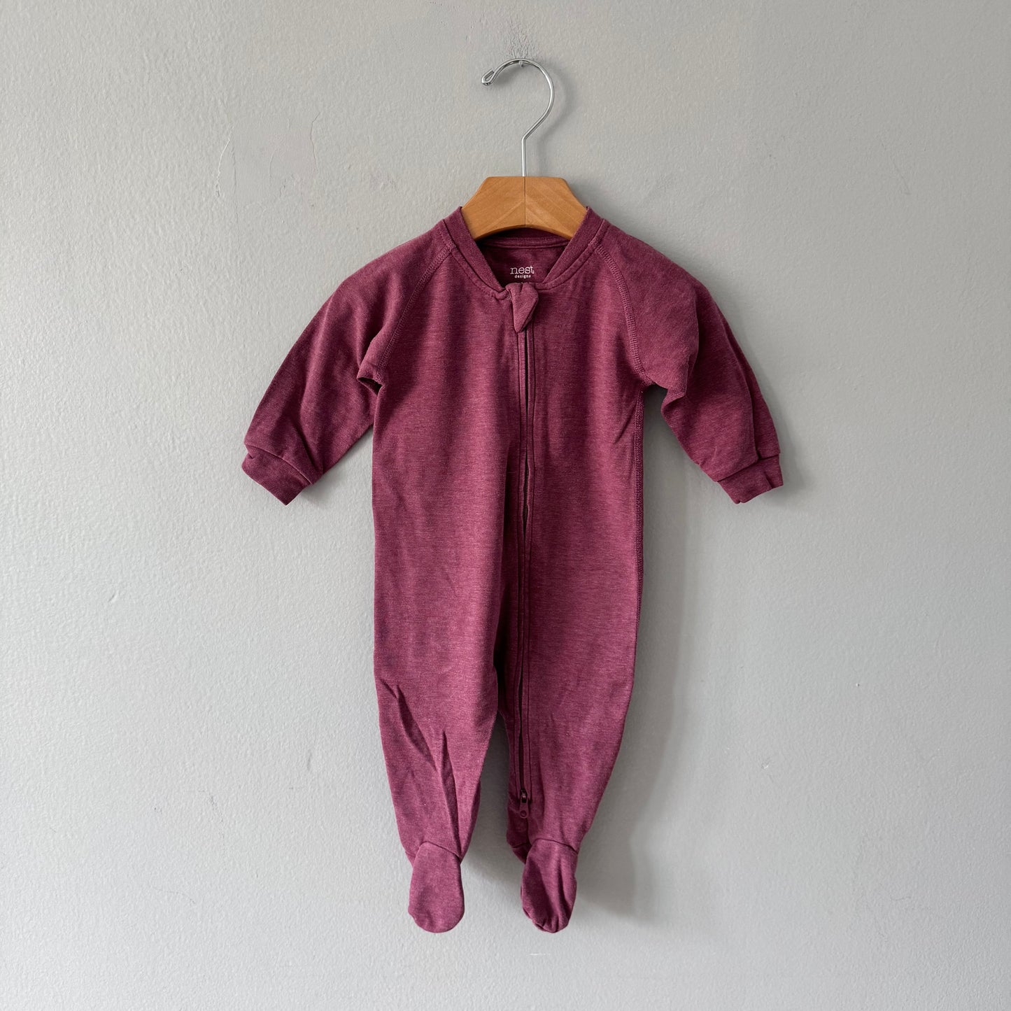 Nid d'oiseau x Pantone / Barboteuse bordeaux / 3-6M