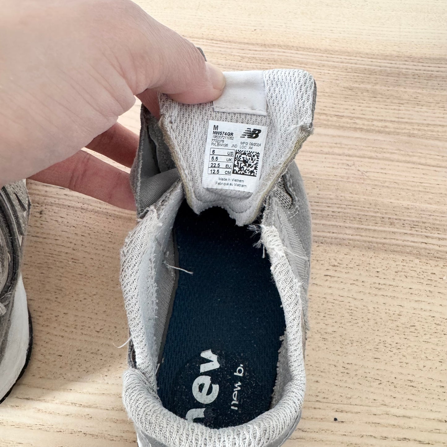 New Balance / Light grey sneaker / US6