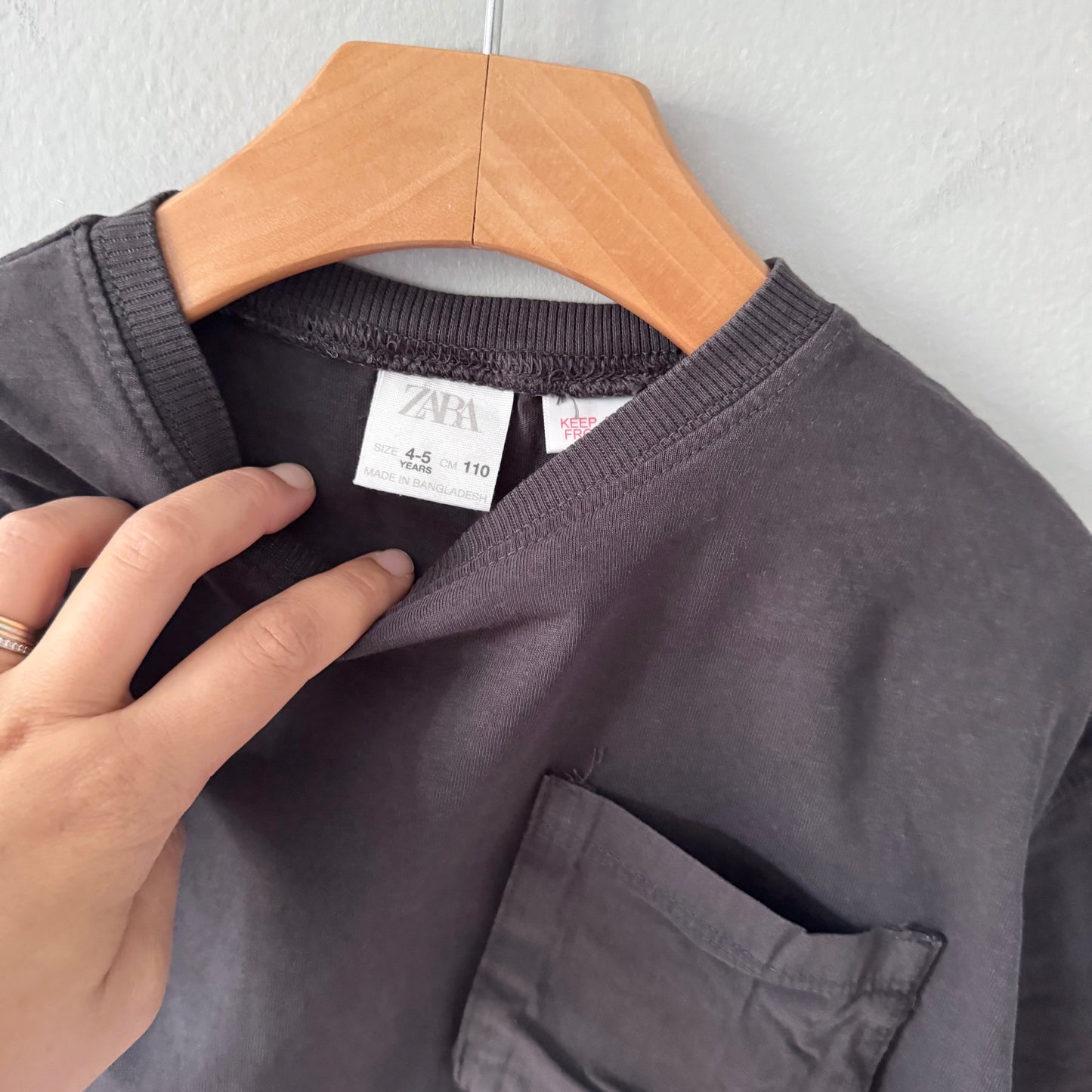 Zara / Dark grey T-shirt / 4-5Y