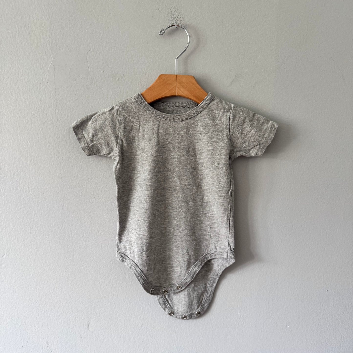 Mini mioche / Light grey short sleeve onesie / 6-12M