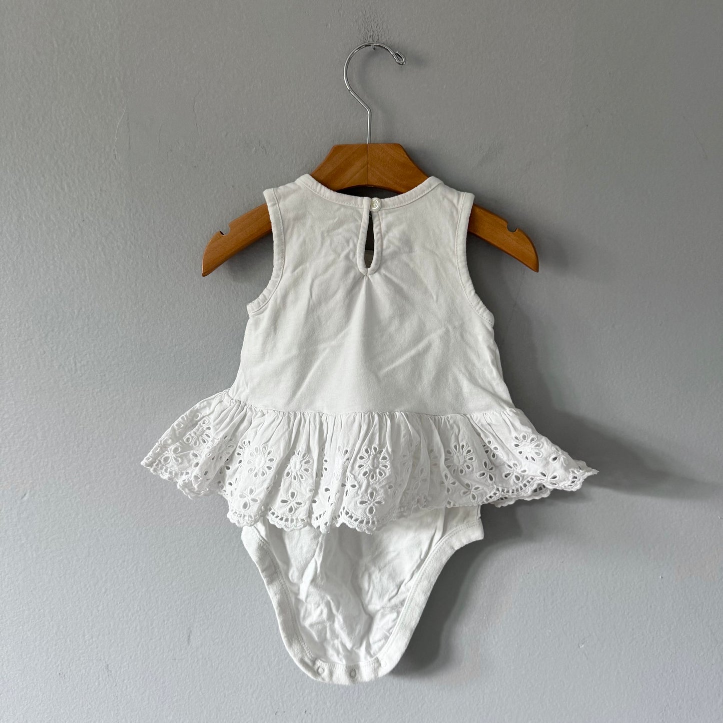 Gap / Barboteuse œillets blancs / 12-18M