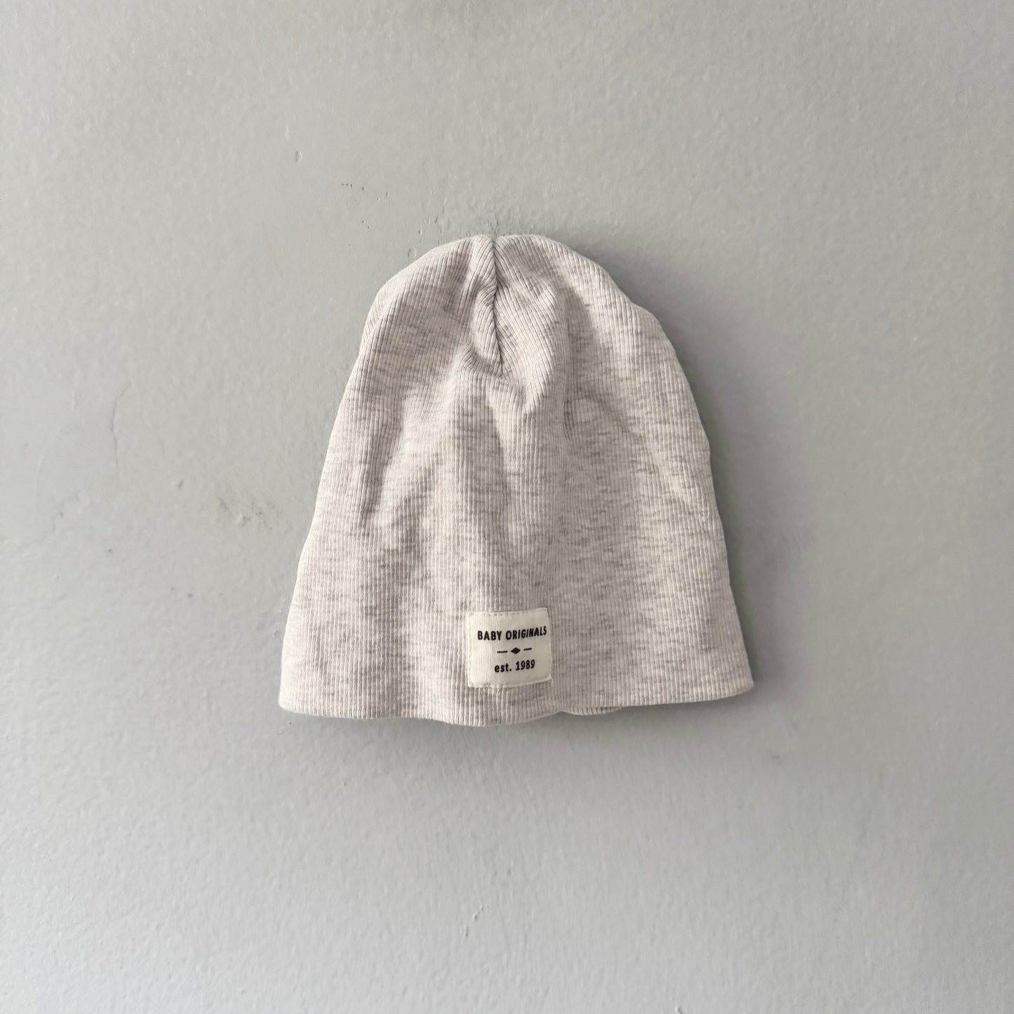 H&M / Light grey ribbed beanie / 6-12M