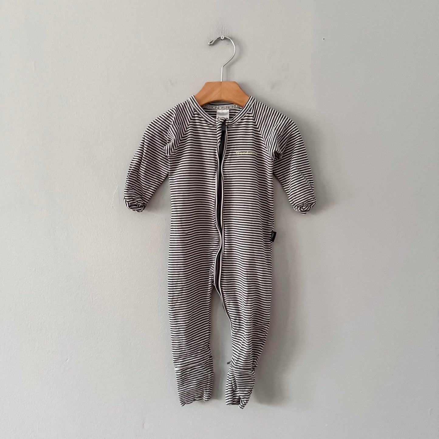 Bonds / Wondersuit - White brown stripe / 6-12M