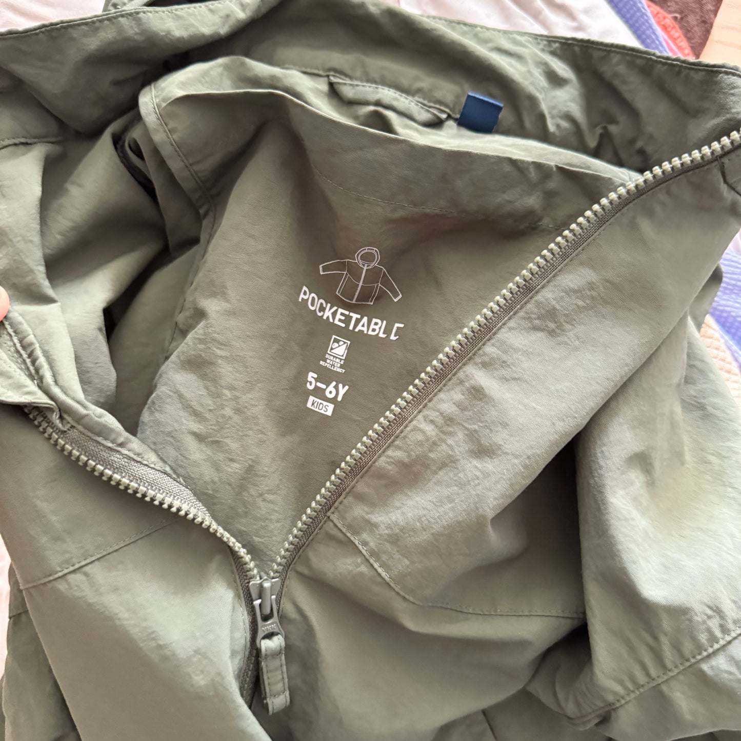 Uniqlo / Khaki packable jacket / 5-6Y