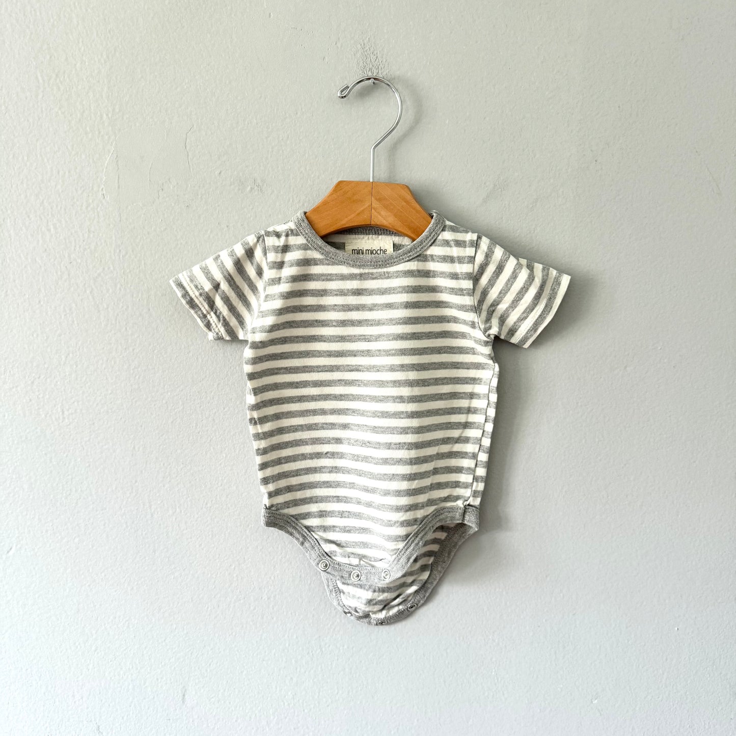 Mini mioche / White light grey stripe onesie / 3-6M