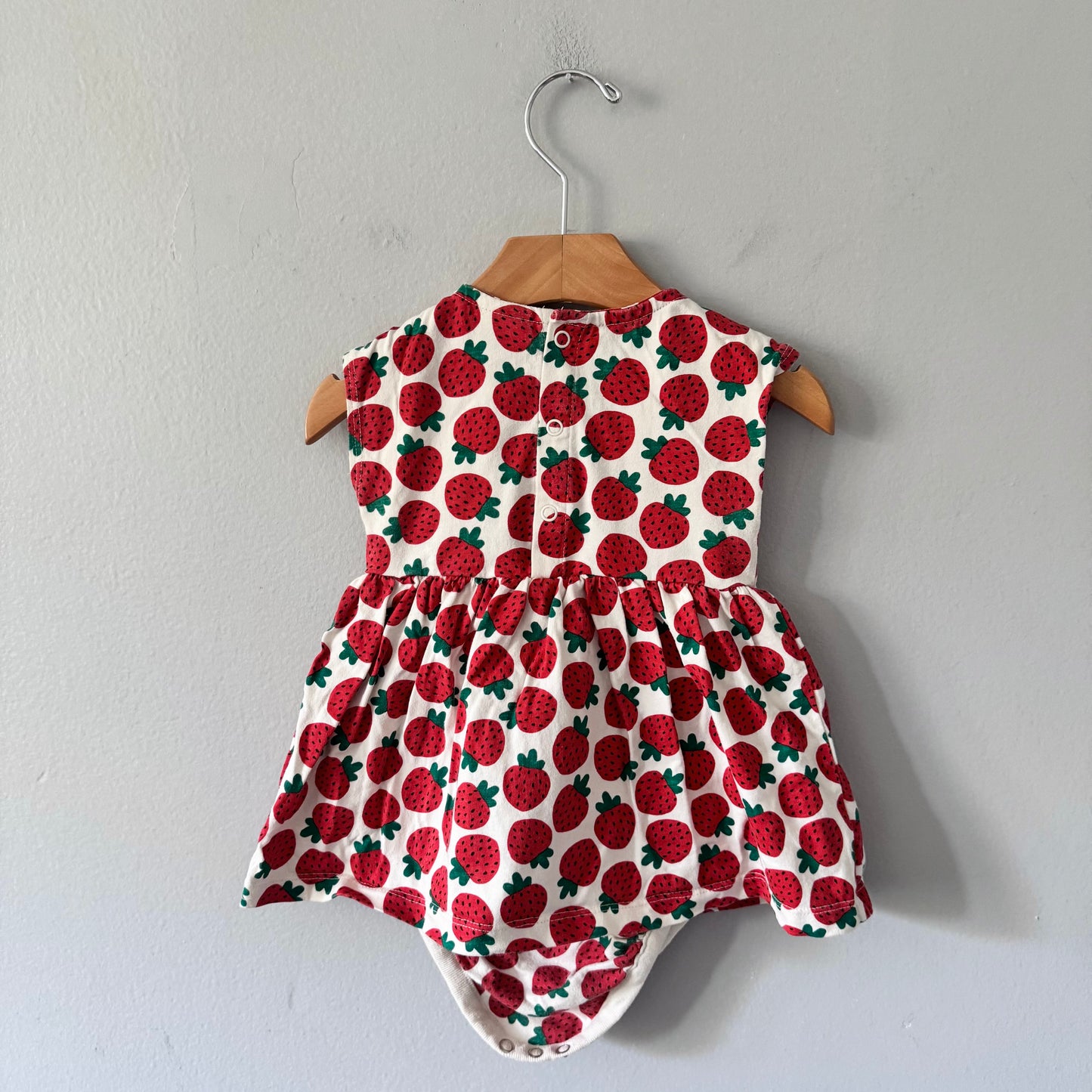 Hanna Andersson / Strawberry onesie dress / 18-24M
