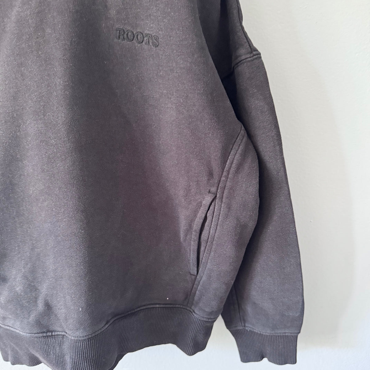 Roots / Black hoodie / 7-8Y