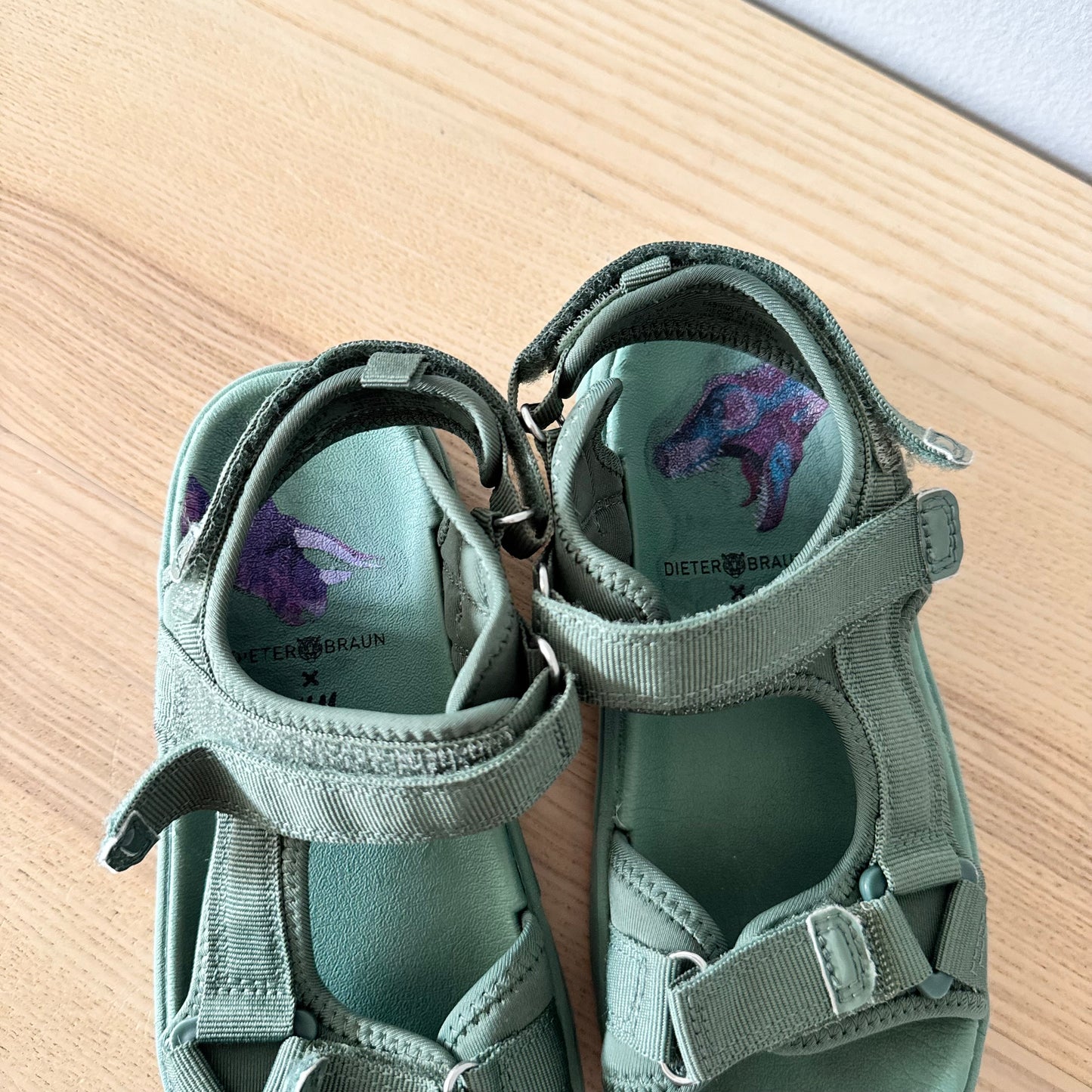 H&M / Khaki sandals / J2