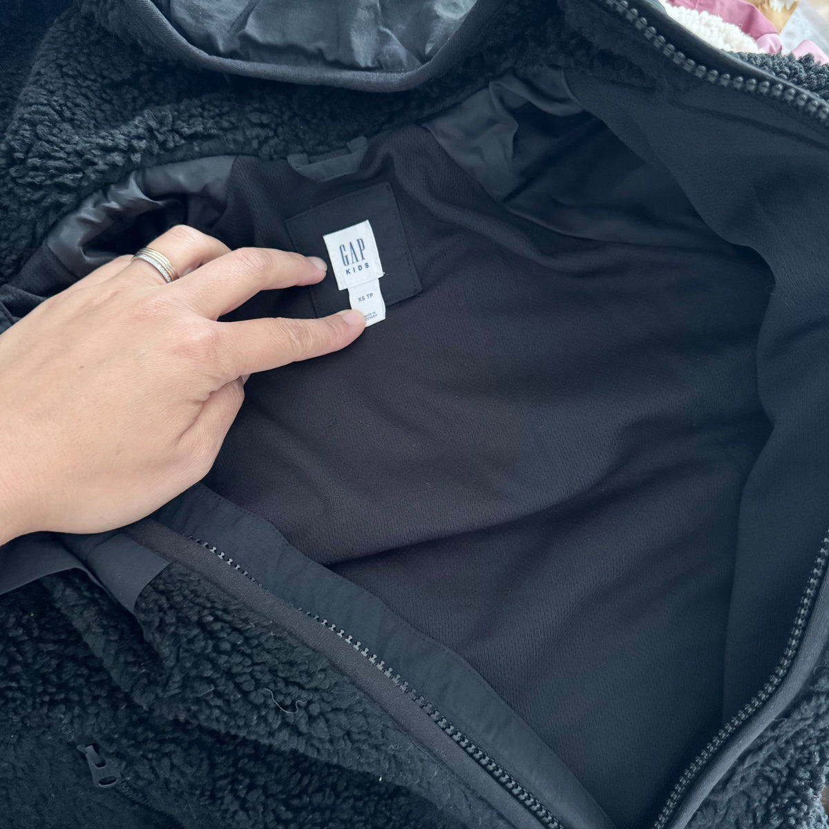 Gap / Black sherpa x nylon zip up jacket / 4-5Y