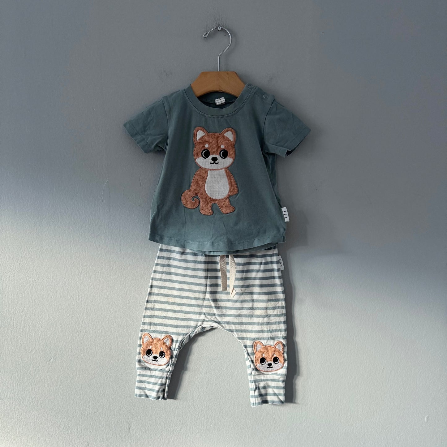 Hux	Baby / Smokey green x dog T-shirt & pants set / 6-12M