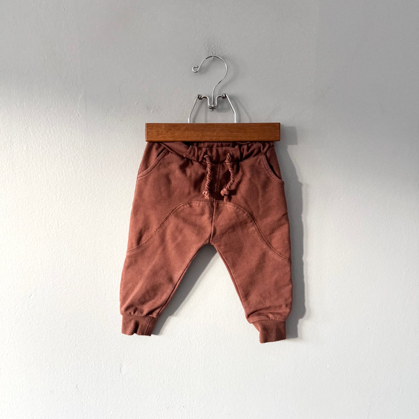 Rylee + Cru / Brown sweatpants / 6-12M