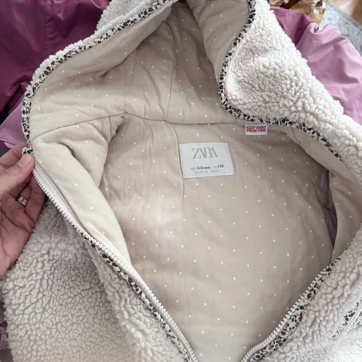 Zara / Light beige x floral thick sherpa jacket / 4-5Y