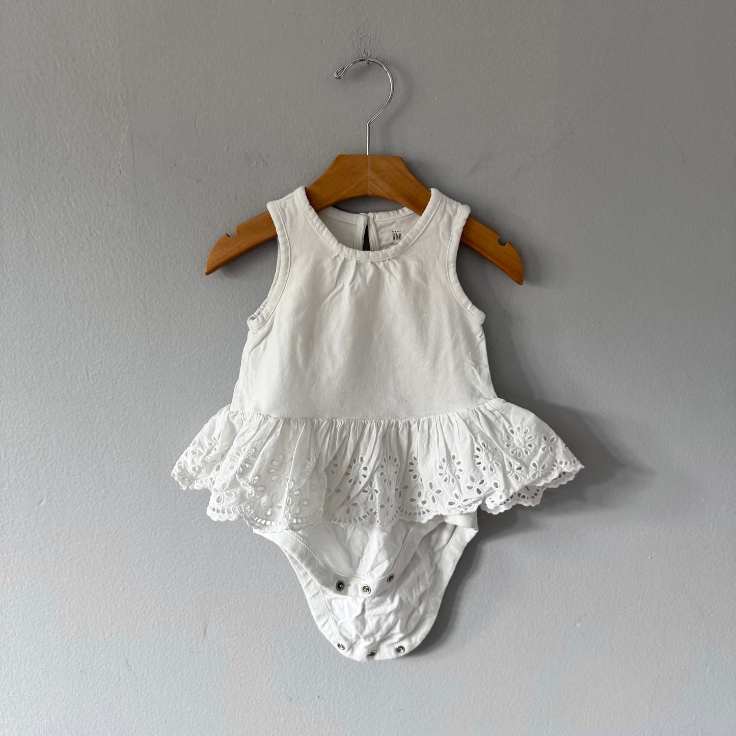 Gap / Barboteuse œillets blancs / 12-18M