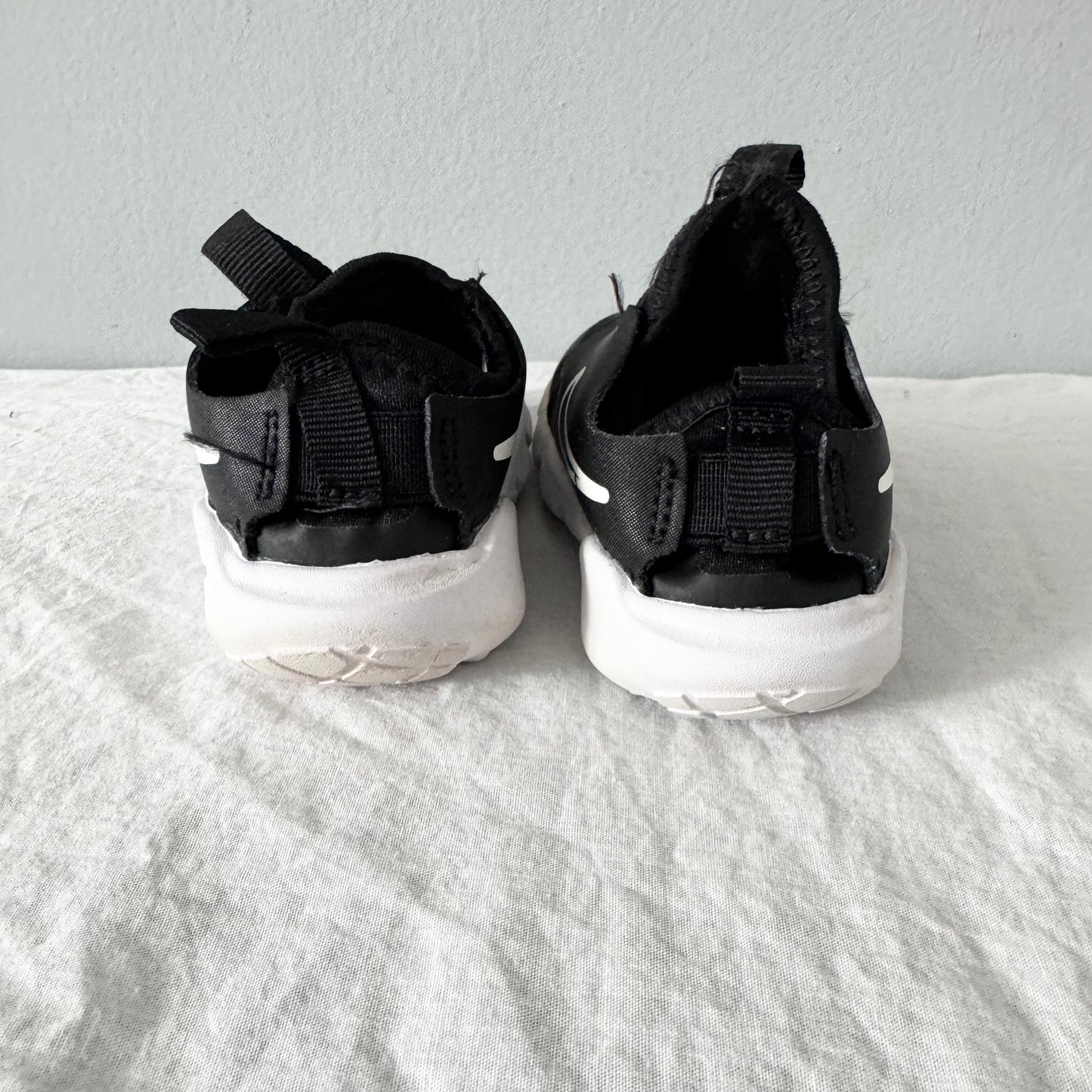 Nike / Running Shoes / US4