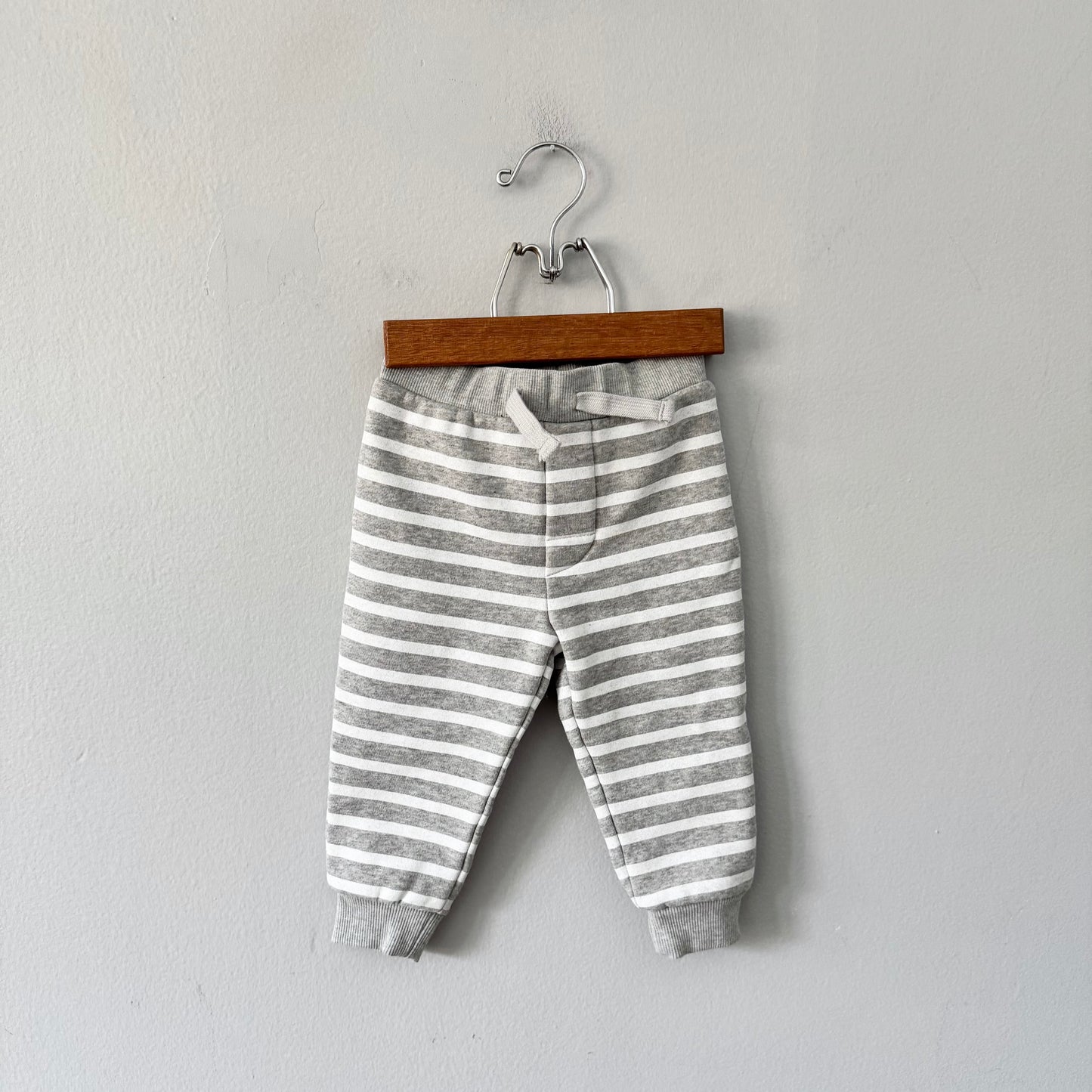 Sans marque / Pantalon de jogging gris clair rayé / 18-24 mois