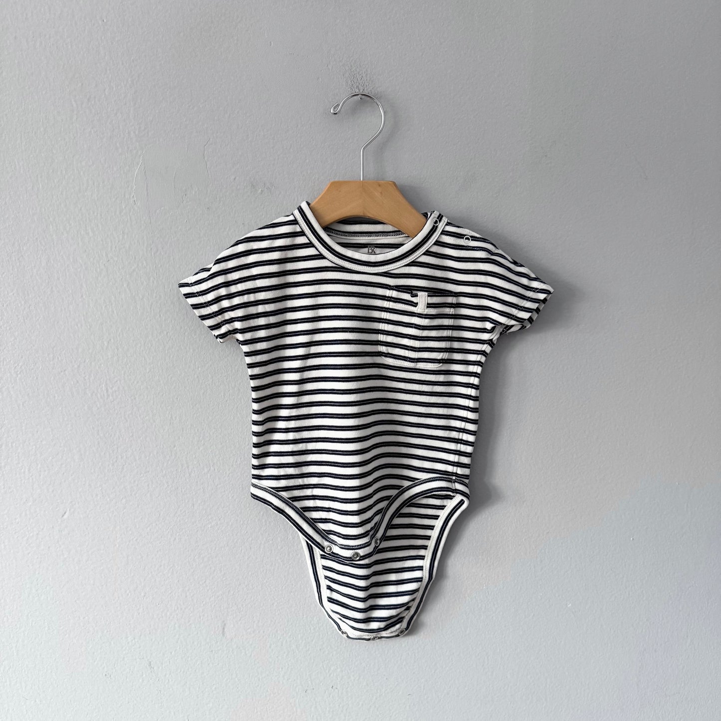 BR Baby / White black short sleeve onesie / 12-18M