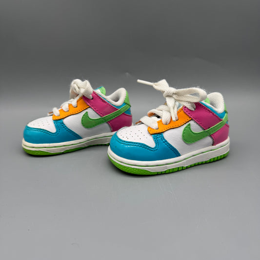 Nike / Running Shoes / US4