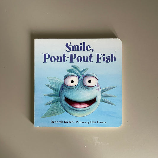 Smile, Pout-Pout Fish / Deborah Diesen