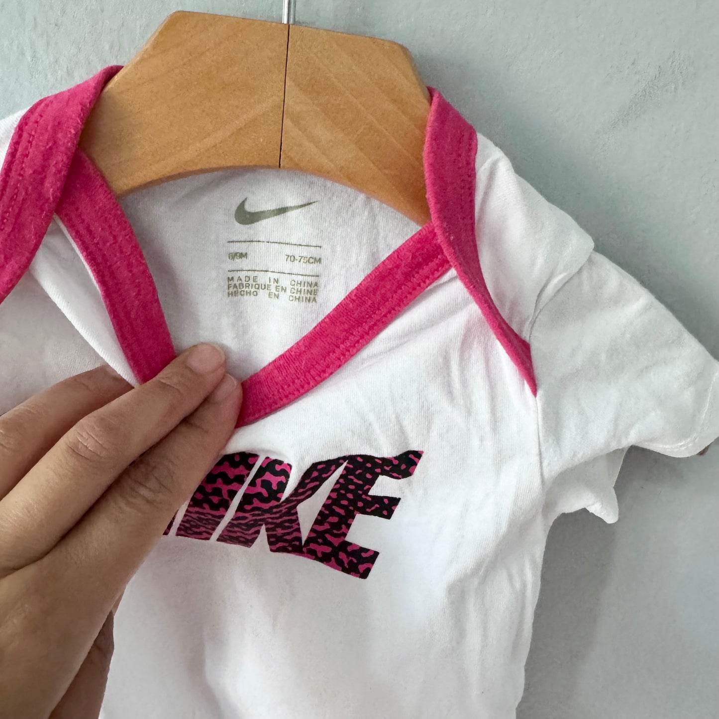 Nike / White x pink onesie / 6-9M