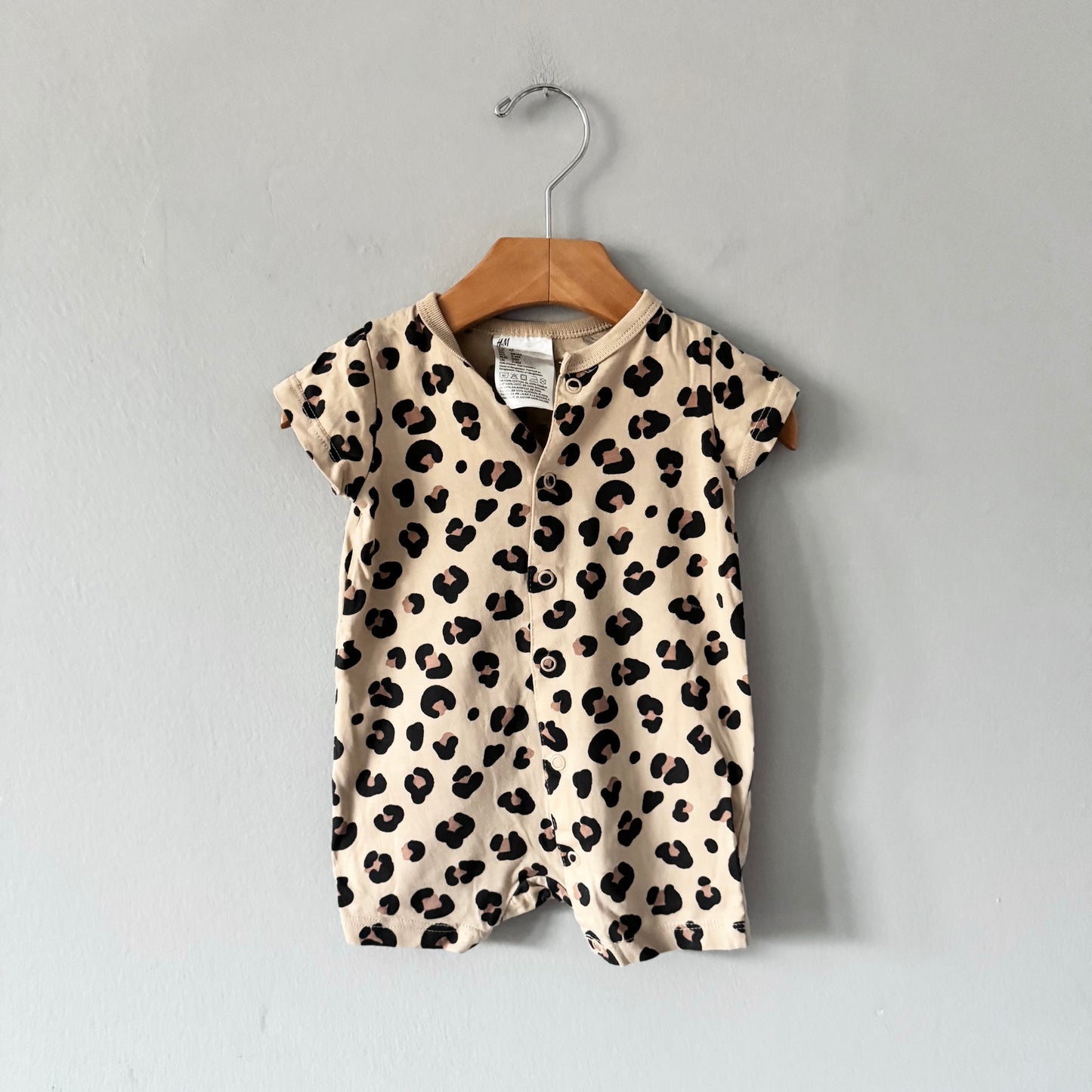 H&M / Barboteuse d'été beige et léopard / 2-4 mois