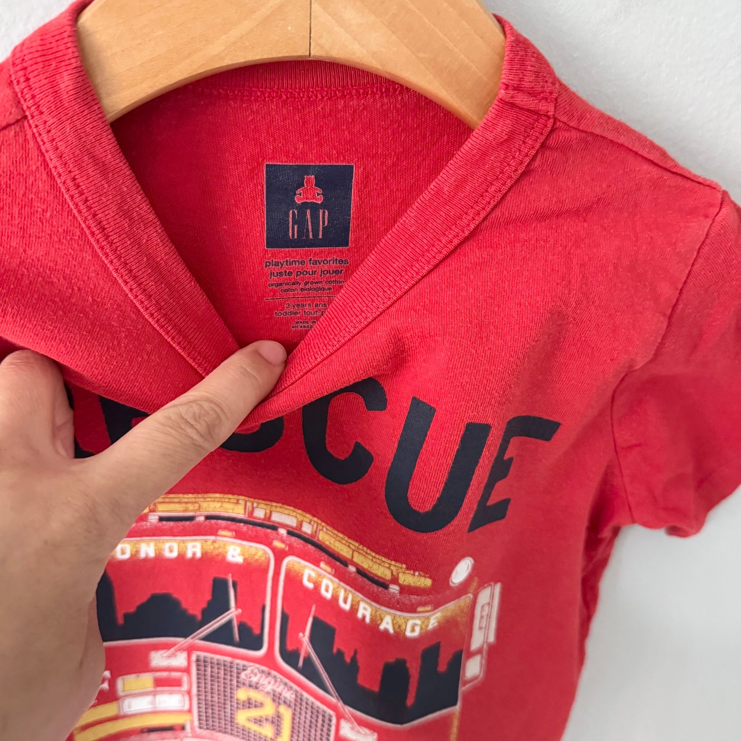 Gap / Red Fire truck T-shirt / 3Y
