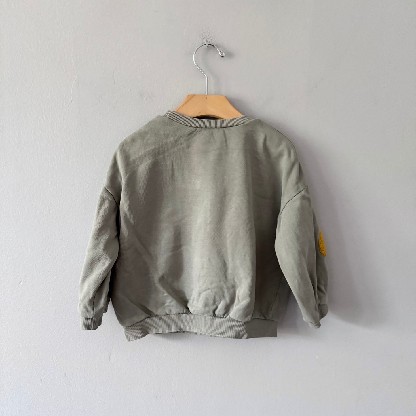 H&M / Smokey green acorn sweatshirt / 3-4Y