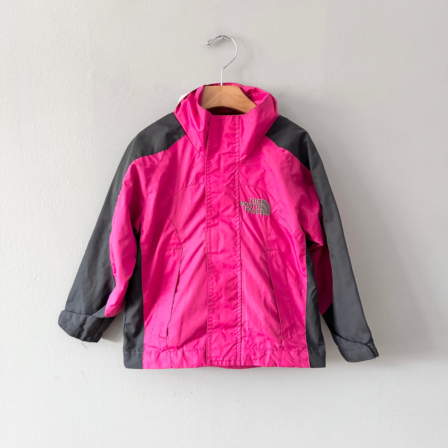 The North Face / Coupe-vent rose et gris / 1 an (Convient à un enfant de 2 ans)