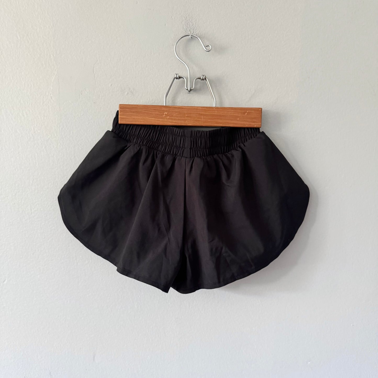 Gap / Black active shorts / 4-5Y