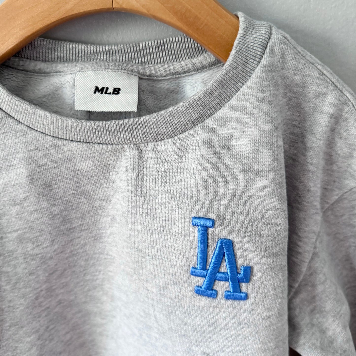 MLB / LA Dodgers light grey sweatshirt / 7Y(Fits 5-6Y)