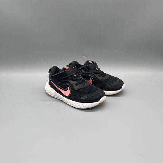 Nike / Revolution / Runner / US8