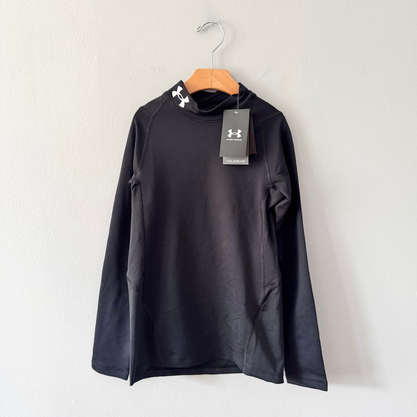 Under Armour / Black cold gear top / Youth M(9Y) - New with tag