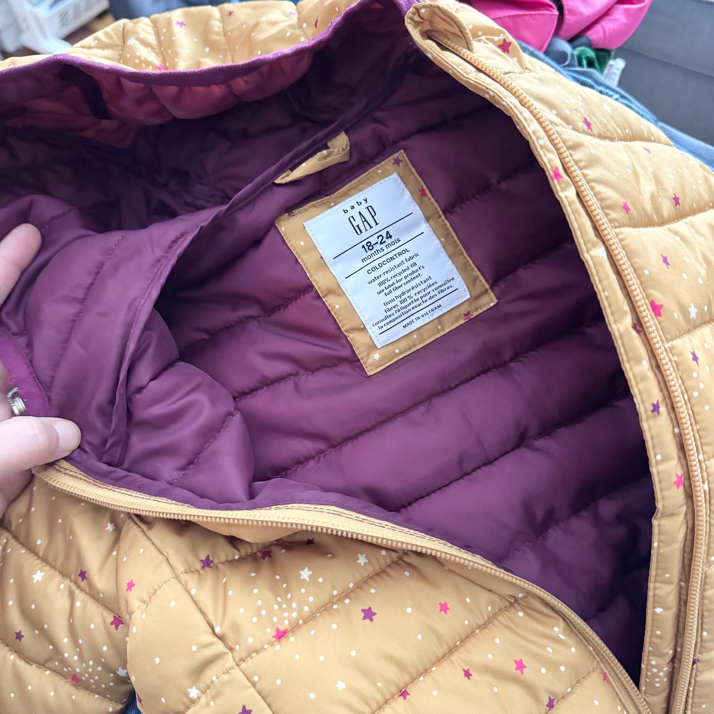 Gap / Doudoune moutarde imprimé étoiles / 18-24 mois