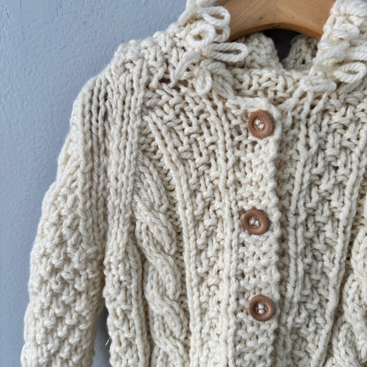 Fait main / Cardigan en tricot torsadé ivoire / 24M