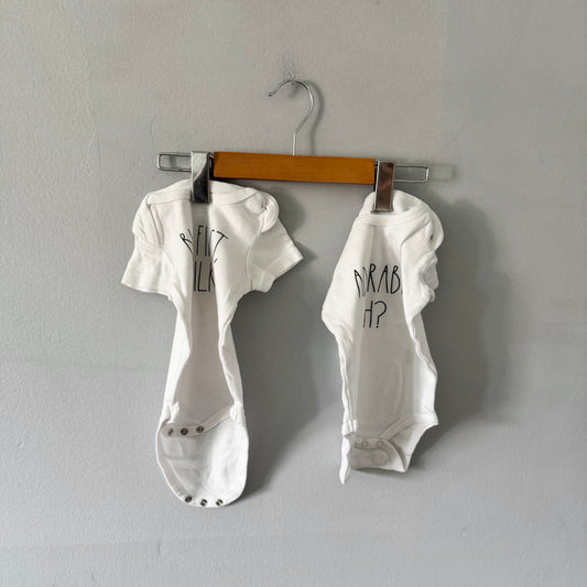 Rae Dunn / Short sleeve onesie - set of 2 / 6-9M