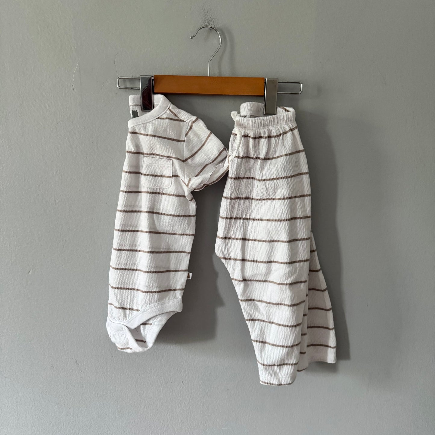 Gap / White stripe onesie and pants set / 18-24M