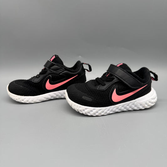 Nike / Revolution / Running Shoes / US7